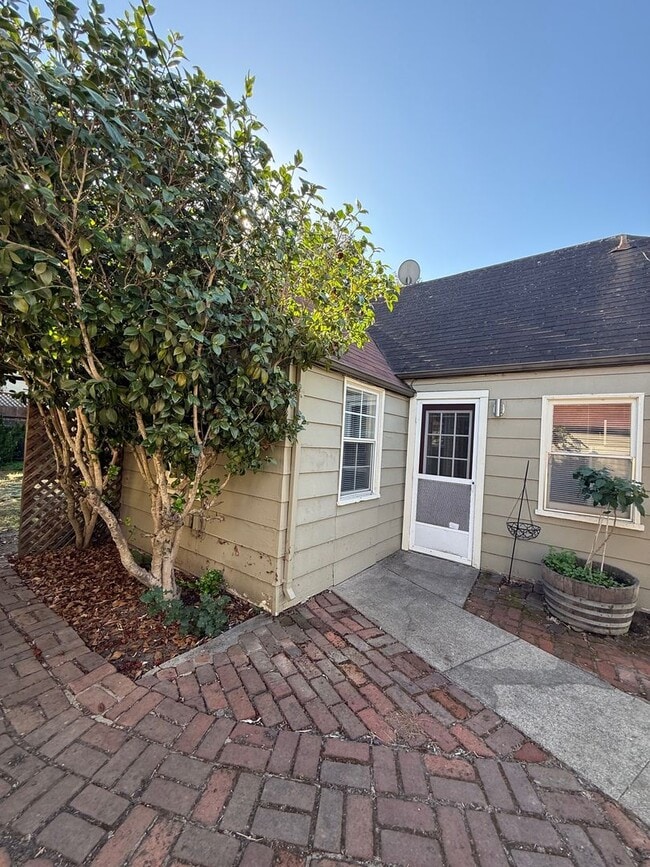 Building Photo - 746 Slater St Unit 746 C Slater Street