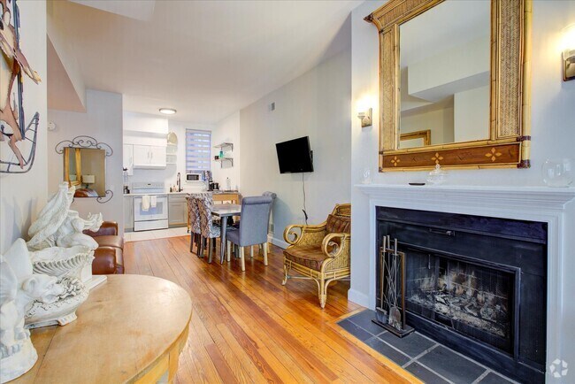 Building Photo - 1118 F St NE Unit 2 Rental
