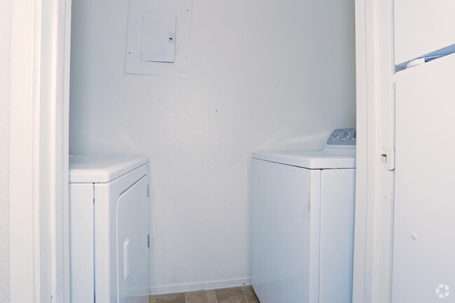 2BR, 2BA - 919 SF Washer and Dryer