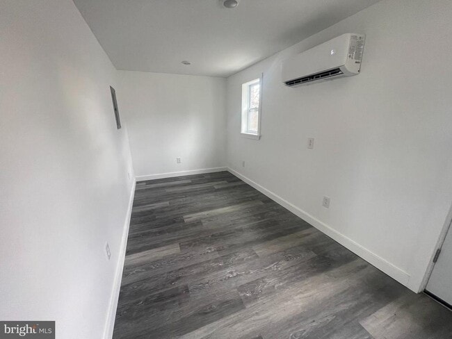 Photo - 25 W 33rd St