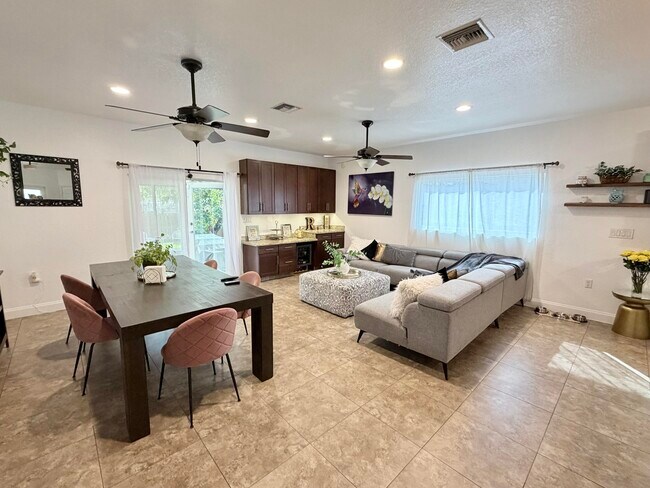 Photo - 243 SW 5th St