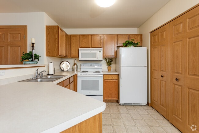 2BR, 2BA - Lower _ Interior