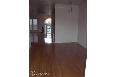 Photo - Spacious townhouse, walk to METRO, pool, parking, all you could want!