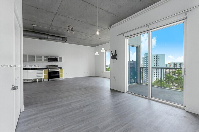 Photo - 10 SW South River Dr Unidad 910