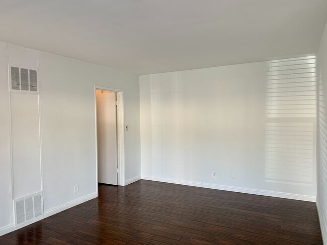 Photo - Completely Updated Front Unit Unidad 13514 Rye St  01 ACTIVE