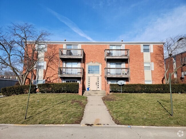 Building Photo - Renovated 2 Bedroom Apartment Conveniently...