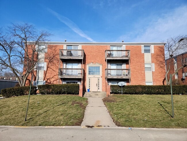 Renovated 2 Bedroom Apartment Conveniently... - Renovated 2 Bedroom Apartment Conveniently...