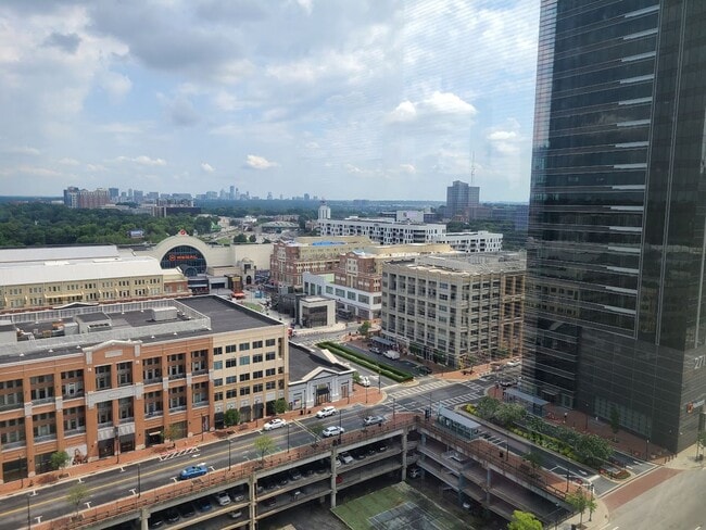 Building Photo - Spacious 2 Bedroom Corner Unit in Atlantic station