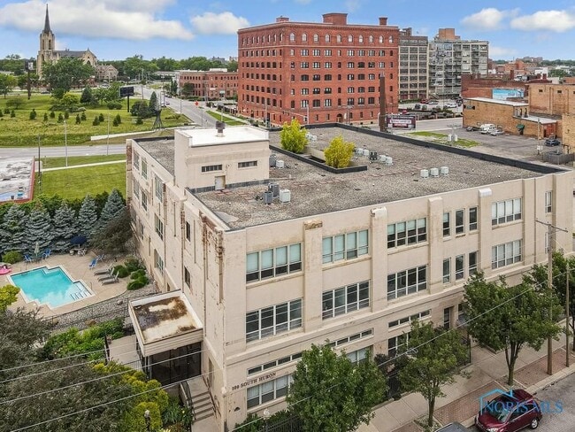 Building Photo - 100 S Huron St Unit 8A