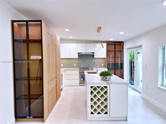 Photo - 775 NE 76th St