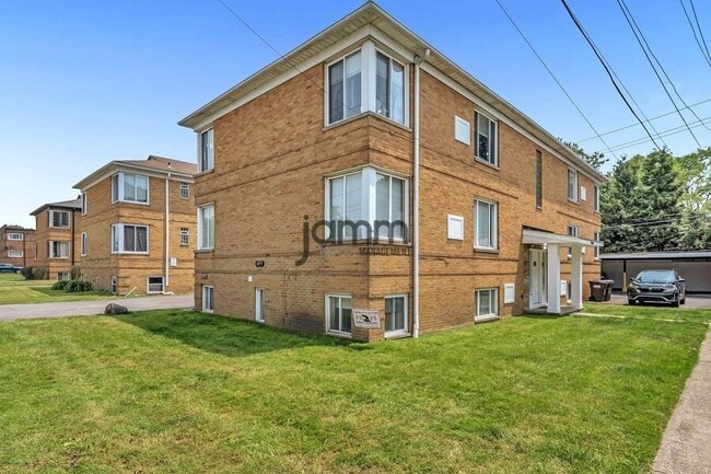 Building Photo - 18997 Hilliard Blvd Unit #1