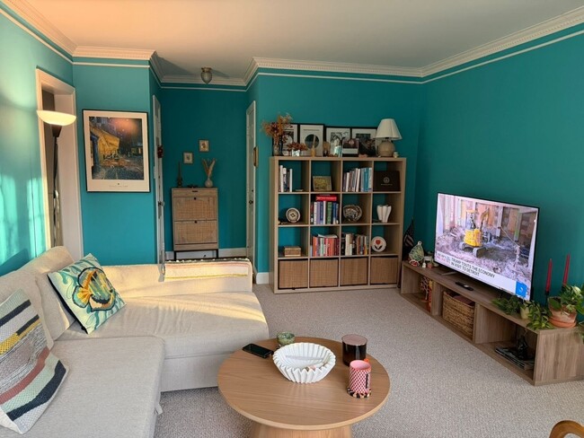 Living room - 1800 West Abingdon Drive Unit 201