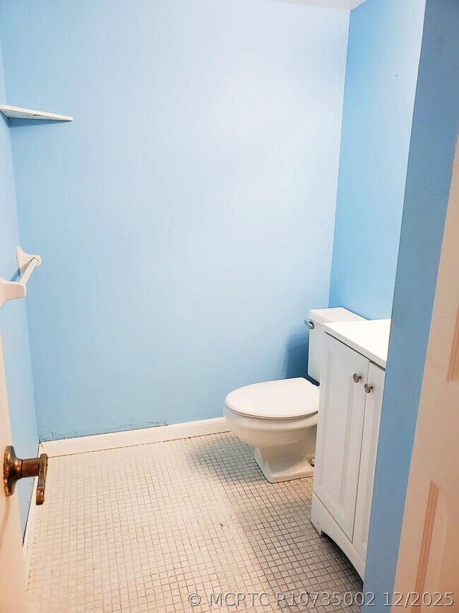 Building Photo - 4156 Inverrary Dr Unit 305