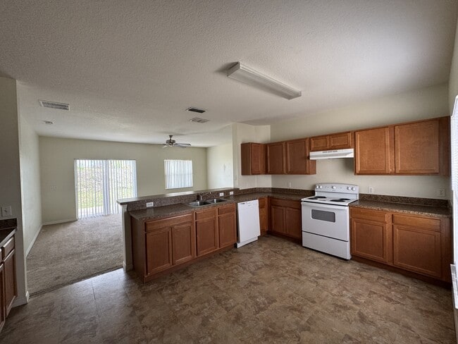 Photo - 902 Fraser Dr