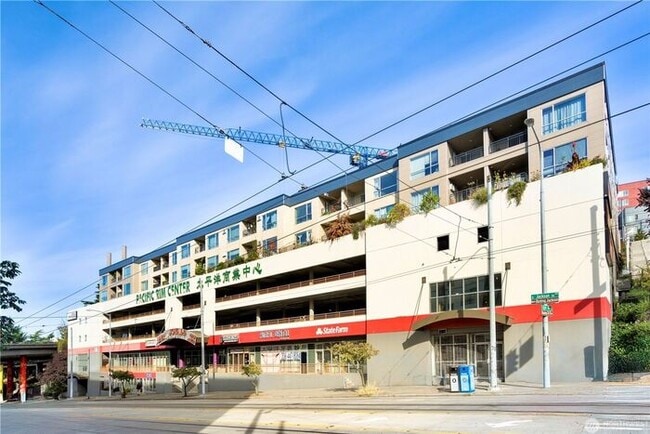 Building Photo - Top-Floor Condo with Office/Den + Private ...
