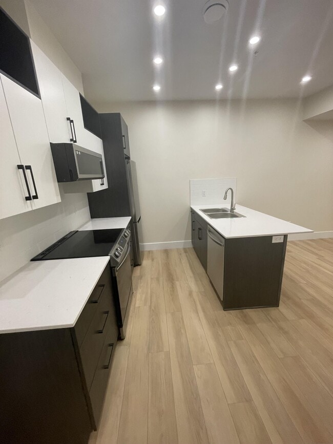 Building Photo - 8719-8110 110 St NW Unit BSMT