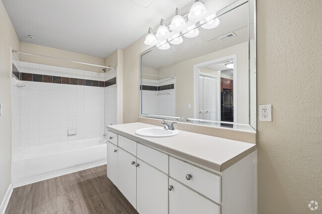 1BR, 1BA - 709SF - Bathroom