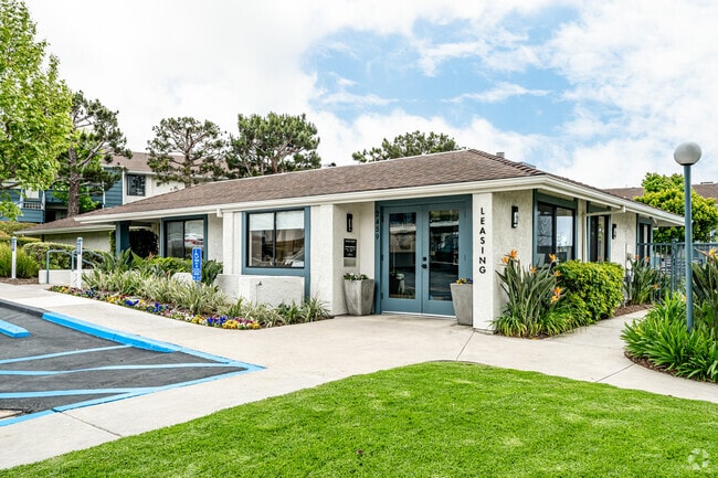 Oficina de arrendamiento - Pacific Pointe Apartments