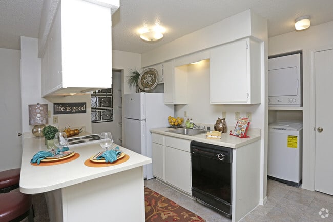 2BR, 1BA - 700SF