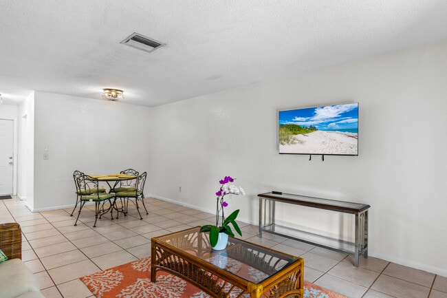 Photo - 915 18th Pl Unit #3