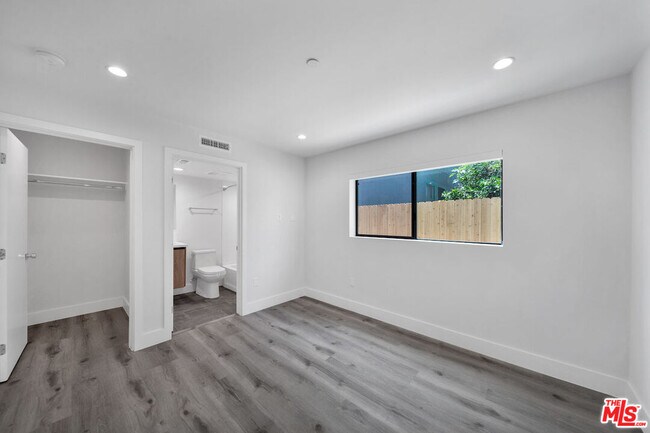 Photo - 11522 Emelita St