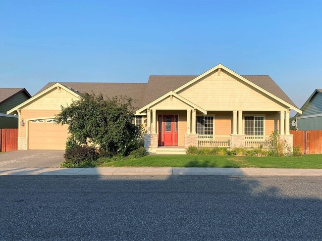 Building Photo - Large 3 Bed Home with Office, Fenced Yard,...