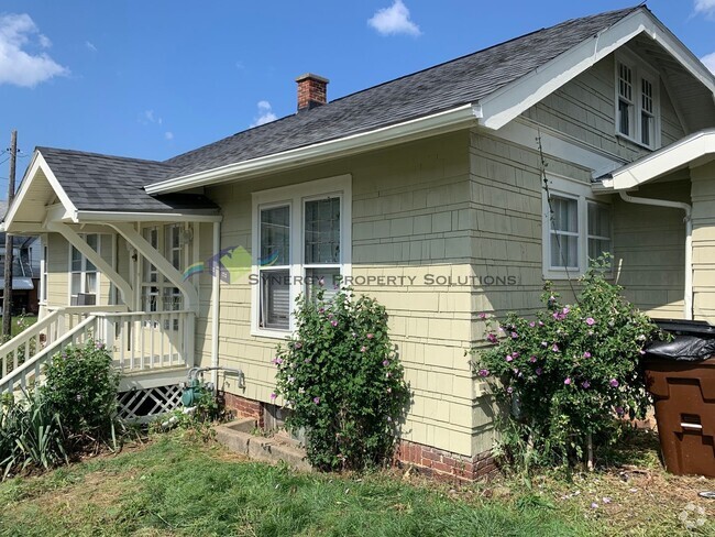 Building Photo - Adorable 2-bedroom home with 1 car detache...