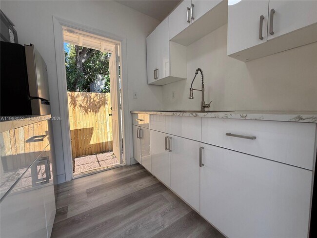 Photo - 2801 SW 26th St Unit R-Right