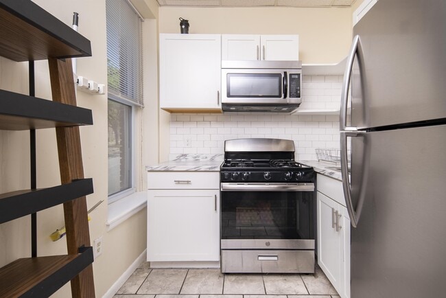 Building Photo - 136 9th St Unit 2