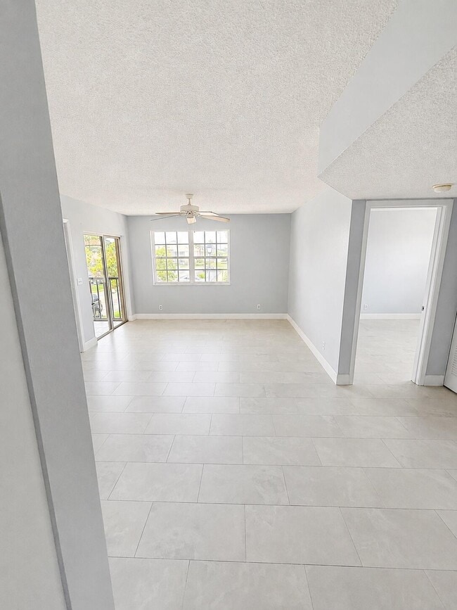 Building Photo - 1560 SE Royal Green Cir Unit 201
