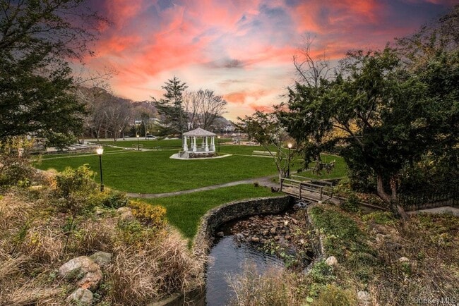 Photo - 1431 Old Northern Blvd Unit 1
