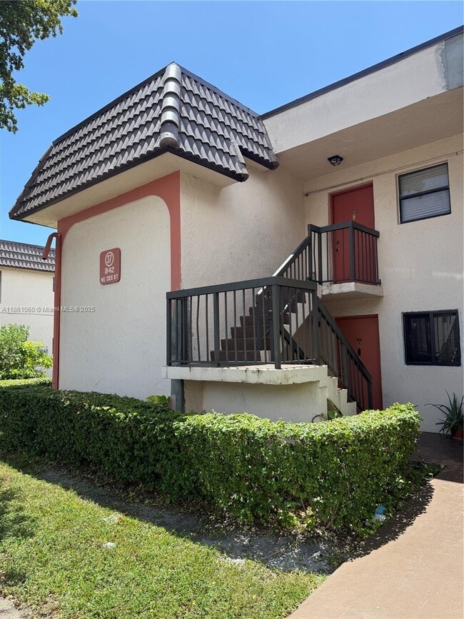 Photo - 842 NE 209th St Unidad 201