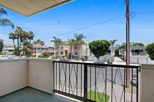 Building Photo - 1723 S Barrington Ave Unit 03