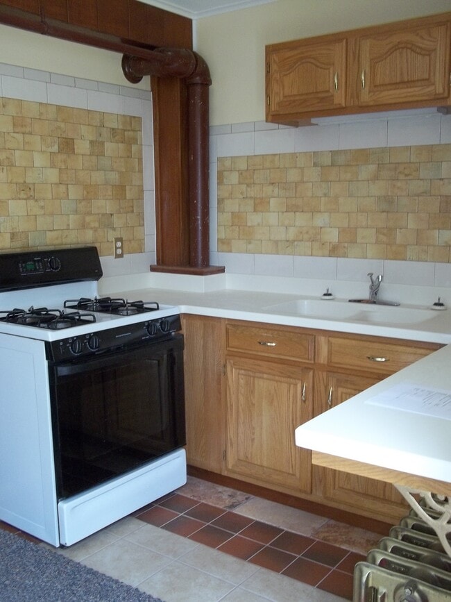 Kitchen - 305 Oregon Ave Apartments Unit 3