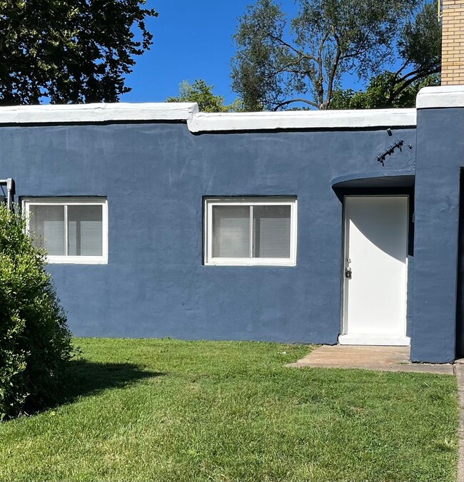 1 Bedroom with Garage in Alton - 1 Bedroom with Garage in Alton House