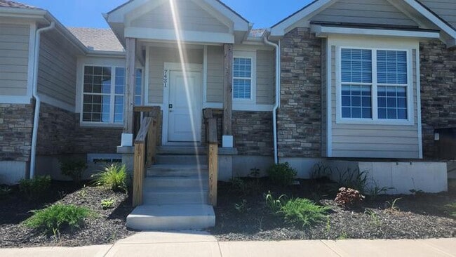 Building Photo - Newly constructed Maintenance provided 3 bed 2.5 bath