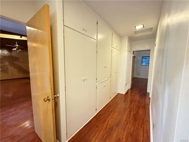 Building Photo - 15909 Vincennes St