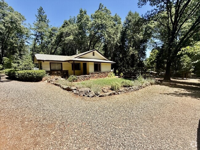 Building Photo - 15697 Lakewood Ln Rental