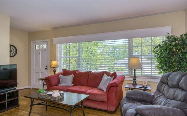Photo - Beautiful three Bedroom One Bathroom For Rent