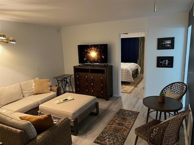 Photo - 1100 Martinique Dr Unidad 203