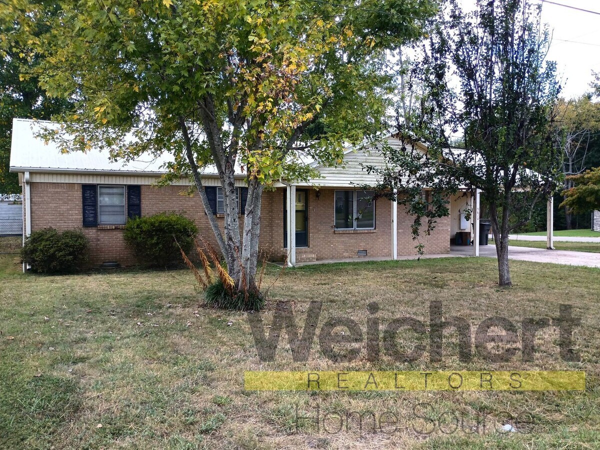 Updated 4-Bed Home with Fenced Yard & Carport - Updated 4-Bed Home with Fenced Yard & Carport