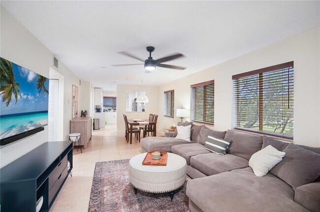 Building Photo - 6245 SW 47th Mnr Unit 204