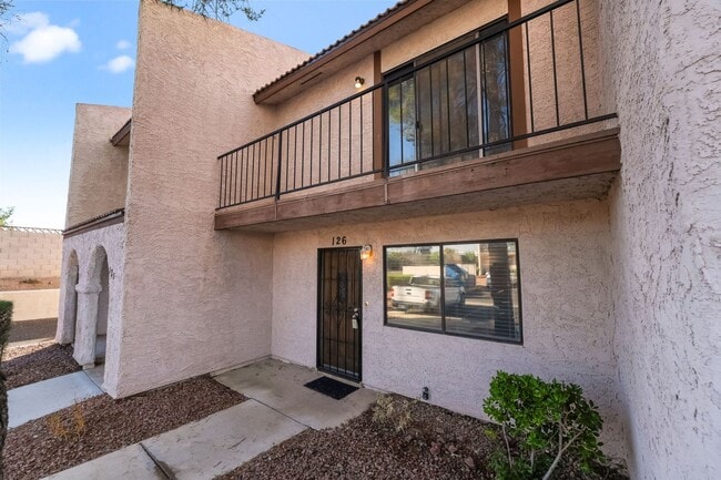 Building Photo - Immaculate two story townhome style condo ...