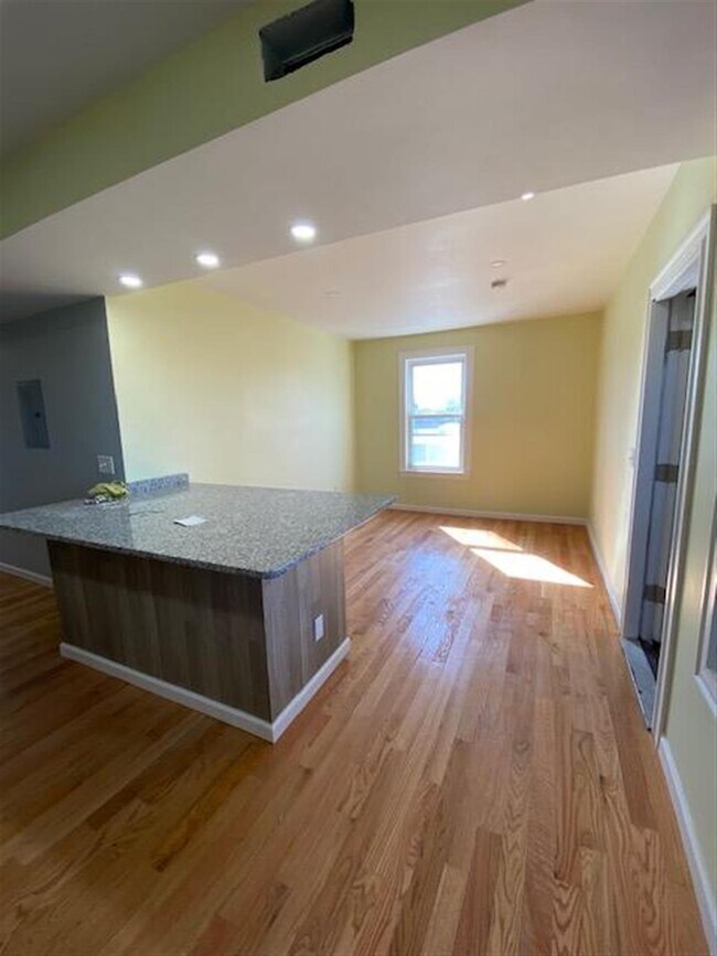 Photo - 289 Windsor St Unit 1