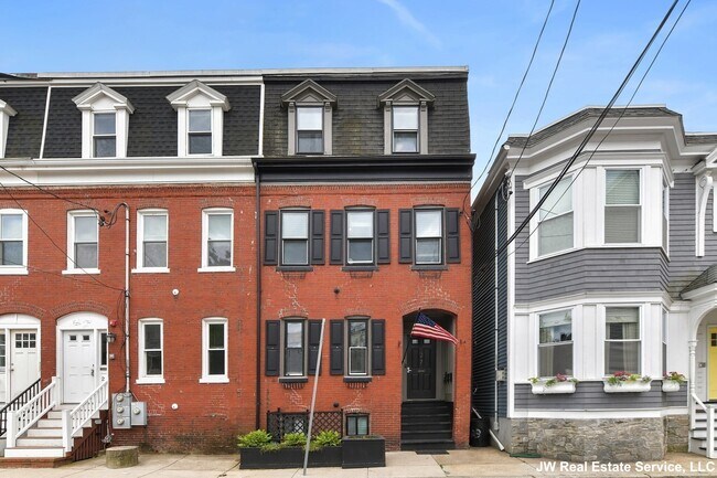 Building Photo - 27 Swallow St Unit #2