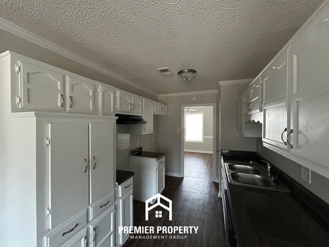 Photo - Spacious 3BR Memphis Home with Vaulted Ceilings, Fireplace, Deck & 2-Car Garage