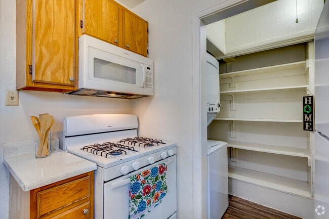Cocina y lavandería - 2BR, 1BA - 780SF