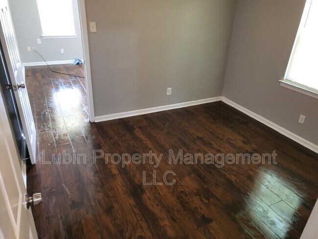 Photo - 3040 Sinclair St