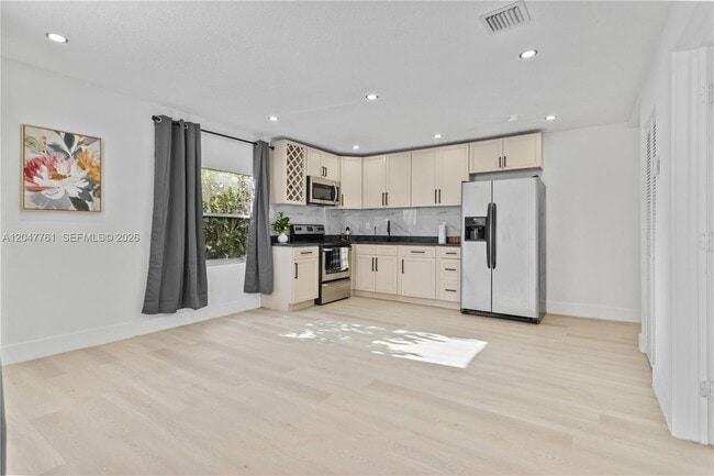 Photo - 171 W 13th St