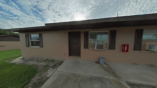 Building Photo - Nice and Cozy 2 Bed/1 Bath Apartment